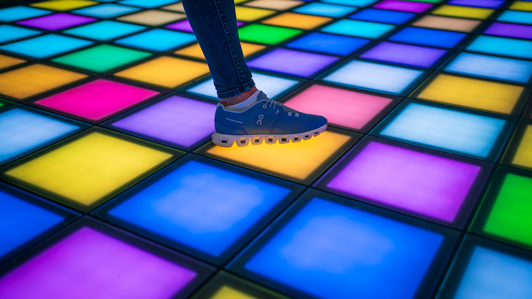 Gruppe lacht und macht ein Selfie auf dem Pixel Floor