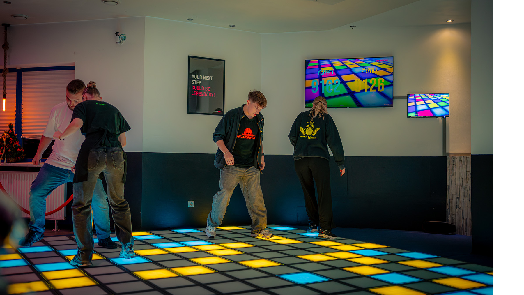 Spielerin tanzt auf einem bunten Pixel-Spielfeld