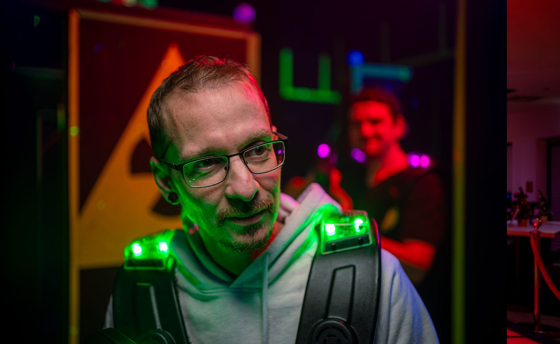 Spieler sprintet über den beleuchteten Boden