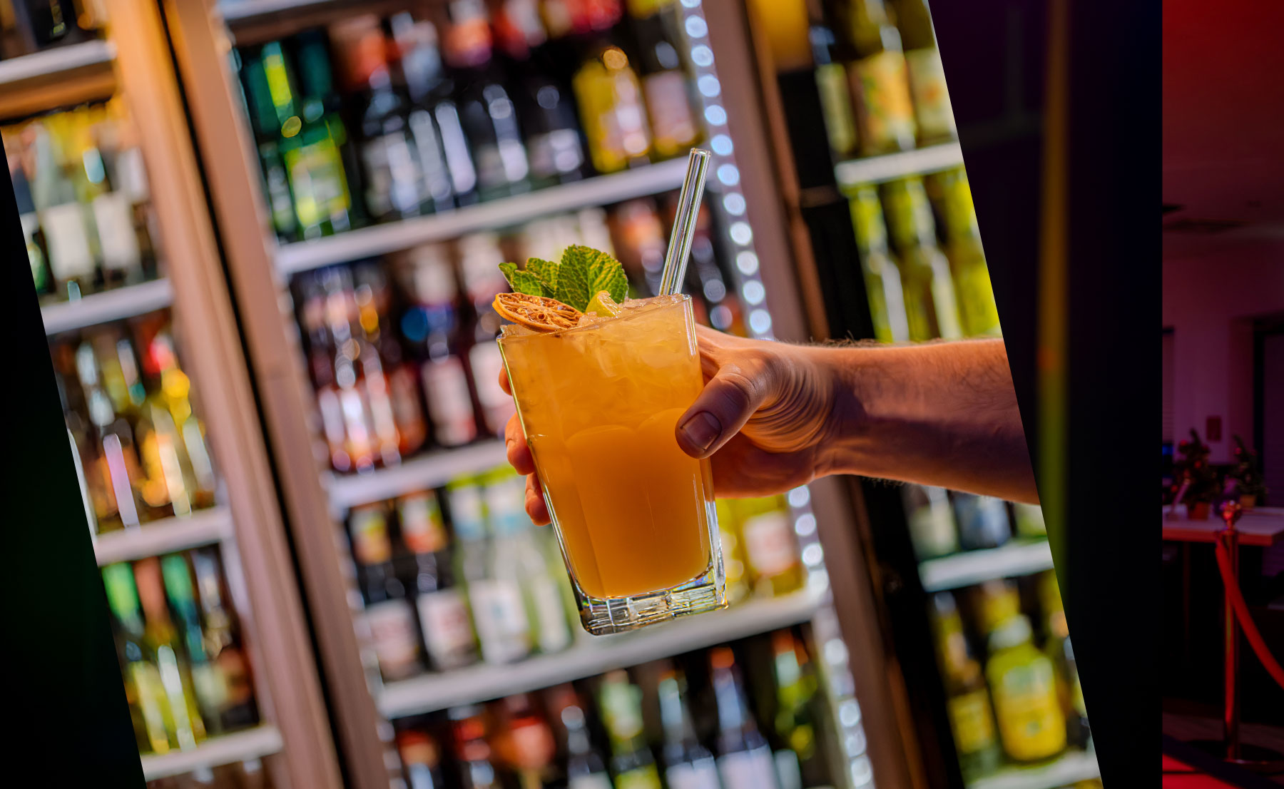 Spielerin tanzt auf einem bunten Pixel-Spielfeld