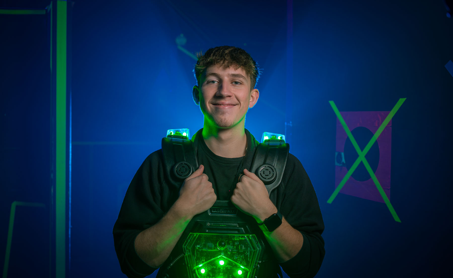 Spieler sprintet über den beleuchteten Boden