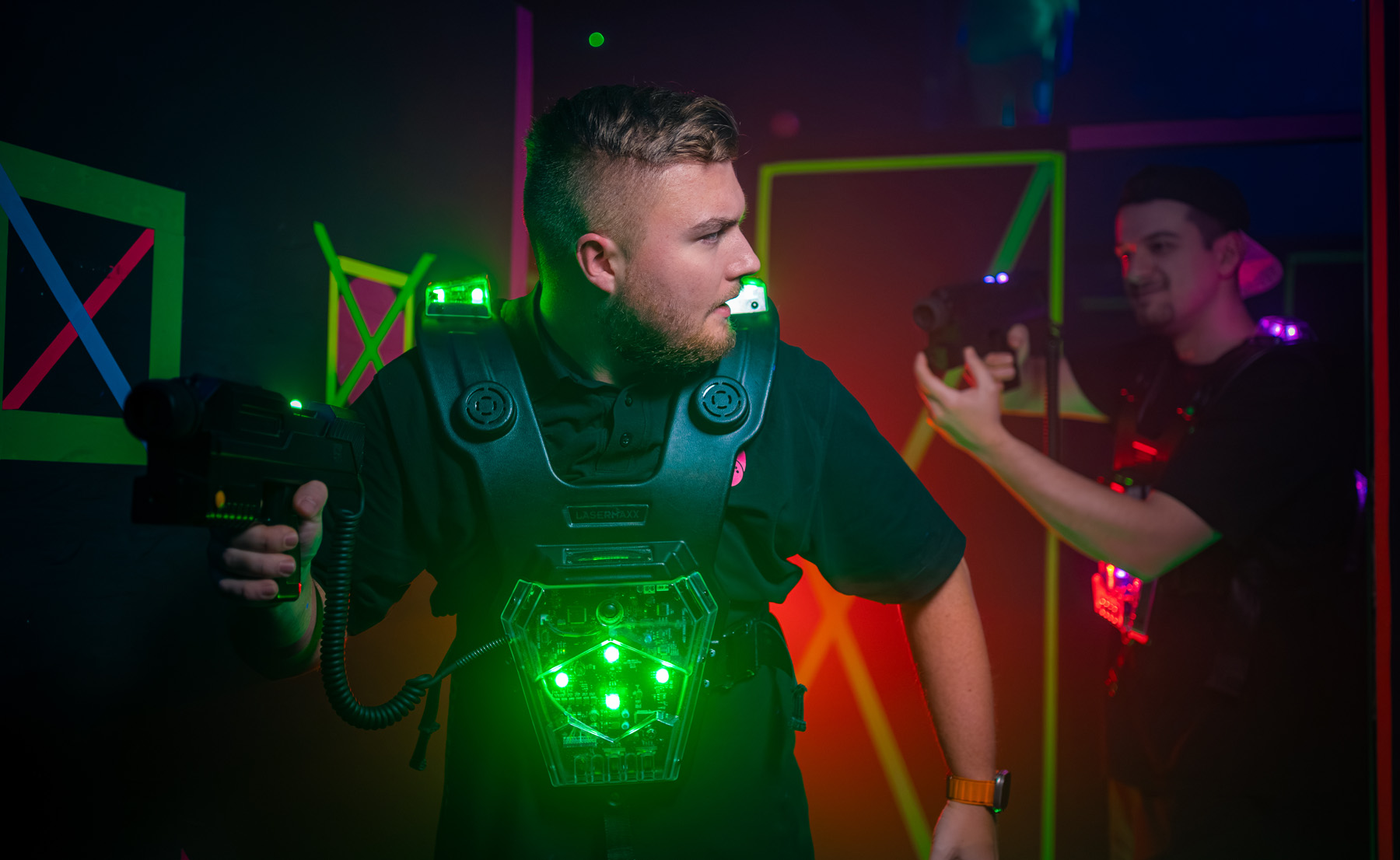 Gruppe lacht und macht ein Selfie auf dem Pixel Floor