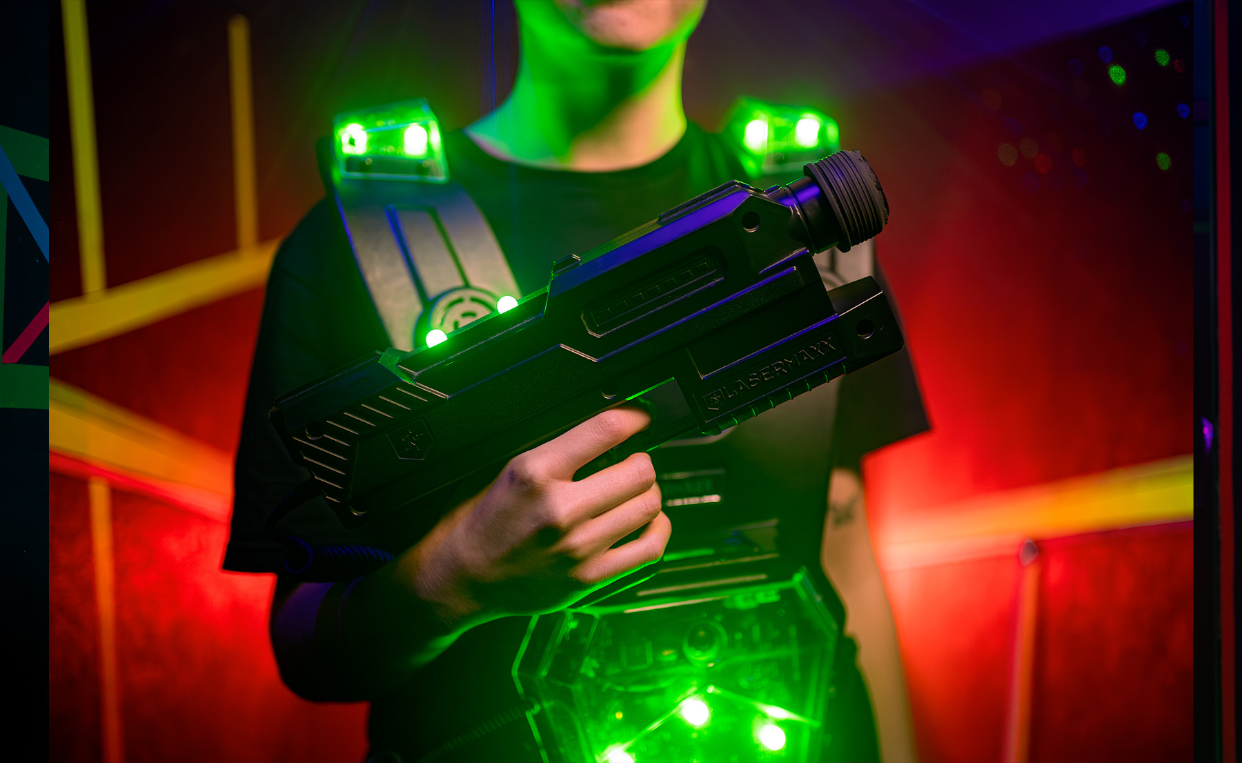 Gruppe lacht und macht ein Selfie auf dem Pixel Floor